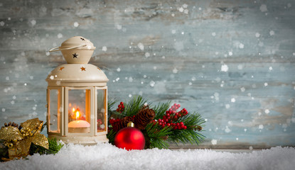 Laterne mit Schneeflocken und weihnachtlichem Dekor