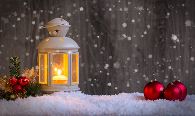 Laterne mit Schneefall und Weihnachtsdekoration