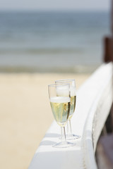 Sektgläser am Strand