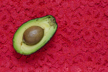 Avocado auf roter Spitze