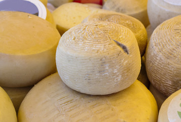 forme di formaggi artigianali italiani