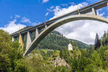 Fototapeta premium Falkensteinbrücke im Mölltal in Kärnten