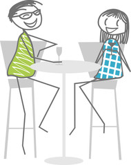 Deux amis ou un couple boivent un verre avec le sourire