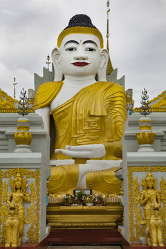 Outdoor sitting Buddha statue, Yan Aung Nan Aung Hsu Taung Pyi Pagoda, Nyaungshwe town, Nanthe village, Inle Lake, Myanmar