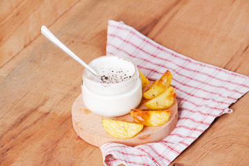 Baked potato and cream sauce