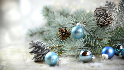 Fototapeta na wymiar Weihnachtskarte mit Tannenzweigen und Baumkugeln