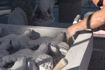 El artista crea sus figuras en la cantera.