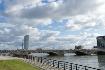 Fototapeta premium 信濃川河川敷からの萬代橋の風景