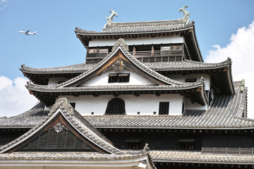 松江城天守閣と飛行機