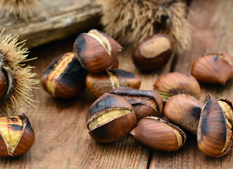 Marroni auf Holztisch, Nahaufnahme, Foodstyling