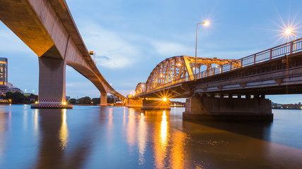Naklejka premium Bridge cross over river with twilight sky background
