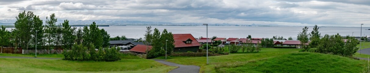 Village d'Islande, avec Reykjavik en arrière-plan.