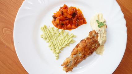 картофельное пюре с овощами и жареным филе курицы