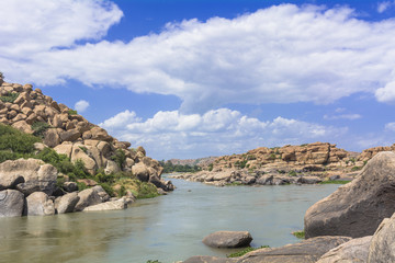 Fototapeta na wymiar 巨石群に囲まれたハンピ村の田園風景