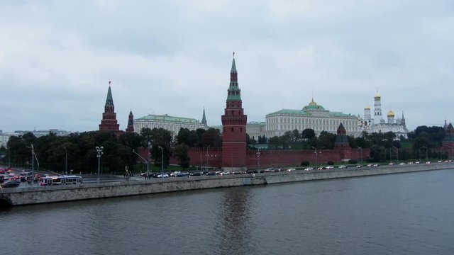 Moscow Kremlin and ships on river - from day to night timelapse 4k
