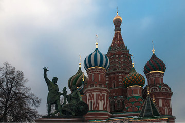 Fototapeta na wymiar Statue de Minine et Pojarski et les dômes de la cathédrale St Basile à Moscou, Russie 