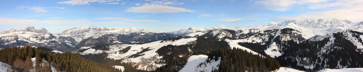 Fototapeta na wymiar Panorama sur sommets des Alpes