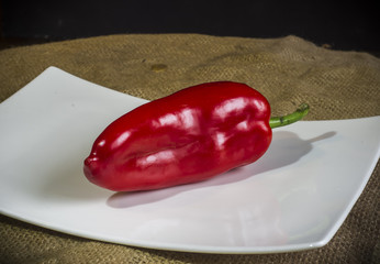 Czerwona papryka na białym talerzu, warzywa