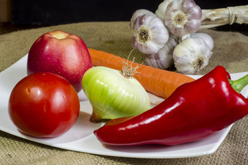 warzywa, papryka, czosnek, pomidor i jabłko na białej tacy i płótnie - obrazy, fototapety, plakaty