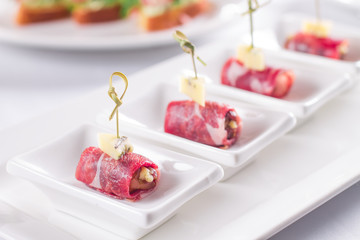 Красиво оформленный банкетный стол с закусками, канапе, бутербродами, свежими овощами, на день рождения, корпоратив или свадебное торжество. 