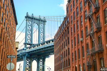 Obraz premium Manhattan Bridge widziany z Brooklynu w Nowym Jorku