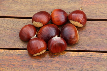 Châtaignes sur table en bois
