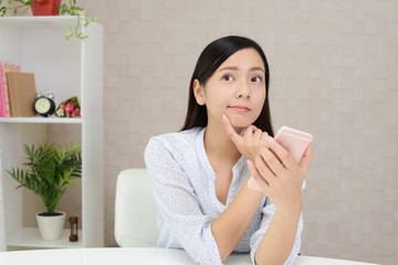 スマートフォンを持つ女性