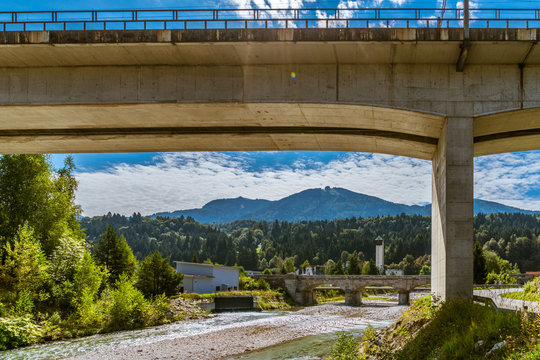 Ort Arnoldstein an der Gailitz in K&auml;rnten &Ouml;sterreich mit Eisenbahnbr&uuml;cke und Denkmal-gesch&uuml;tzten Schrotturm