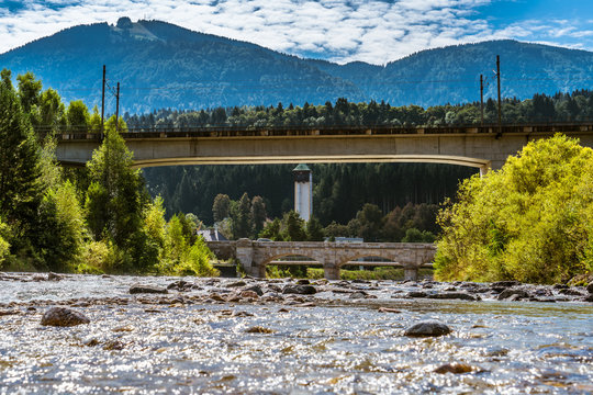 Arnoldstein am Fluss Gailitz in K&auml;rnten &Ouml;sterreich mit Eisenbahnbr&uuml;cke und Denkmal-gesch&uuml;tzten Schrotturm