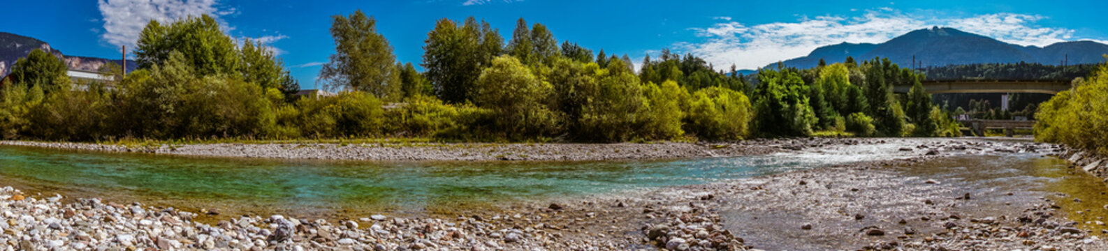 Fluss Gailitz in Arnoldstein in K&auml;rnten &Ouml;sterreich als Panoramabild 