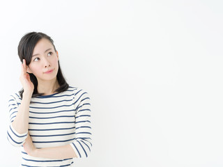 悩む若い女性
