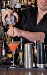 Barmann mixt ein Cocktail