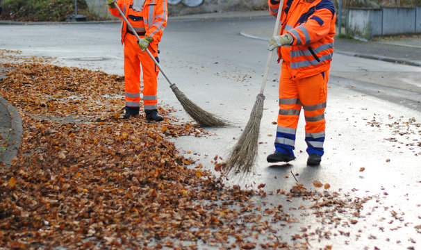 Stra&szlig;enreinigung fegt im Herbst Laubbl&auml;tter