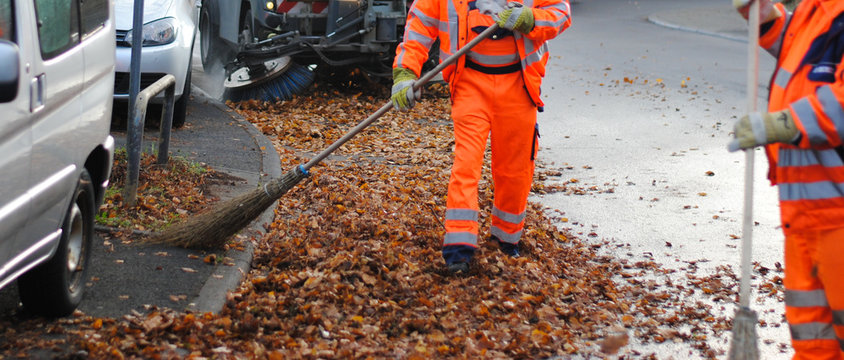 Stra&szlig;enreinigung fegt im Herbst Laubbl&auml;tter