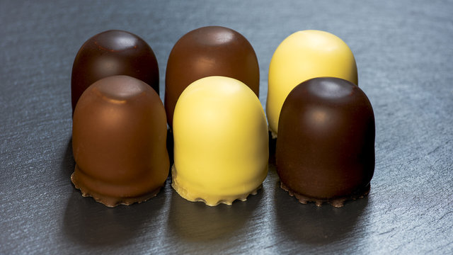 six t&ecirc;te de n&egrave;gre p&acirc;tissier sur ardoise