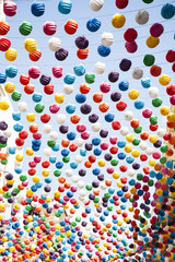 multiples guirnaldas con farolillos de colores en la feria de Málaga en España