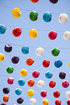 multiples guirnaldas con farolillos de colores en la feria de M&aacute;laga en Espa&ntilde;a
