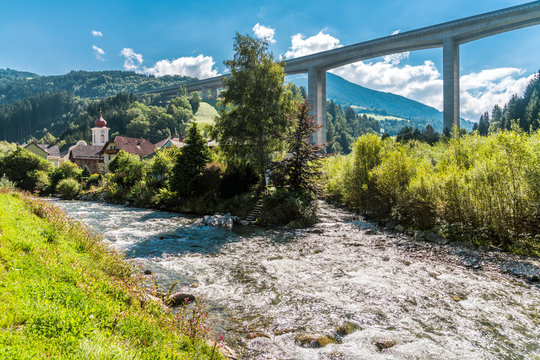 Kremsbrücke der Tauern Autobahn bei Krems in Kärnten Österreich mit Ortsteil Eisentratten
