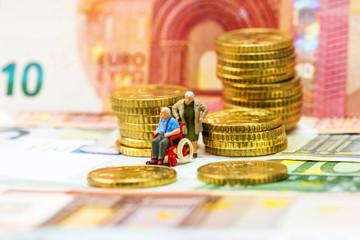 Rollstuhlfahrer, Seniorenfigur auf M&uuml;nzen