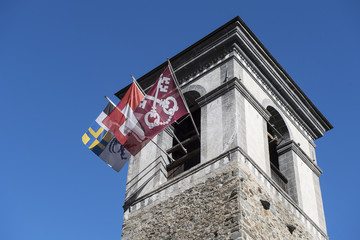 Beflaggter Turm der "Casa Comunale", Poschiavo, Graubünden, Schweiz © tauav
