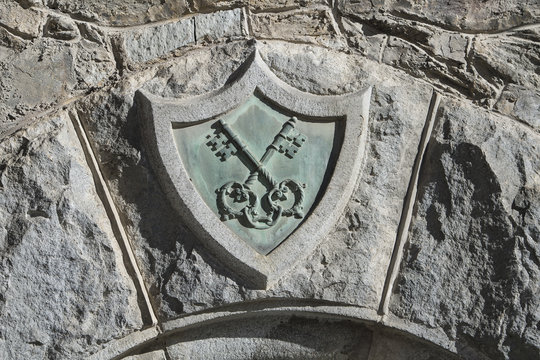 Gemeindewappen (Doppelschl&uuml;ssel) von Poschiavo am Turm der "Casa Cumunale", Poschiavo, Graub&uuml;nden, Schweiz