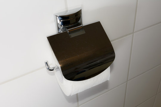 WC Papier auf Rolle in Badezimmer