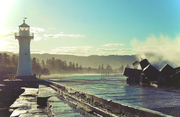 De grosses vagues se brisant sur le brise-lames du port de Wollongong et le phare, Wollongong, New South Wales, Australia