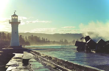 Papier Peint photo Phare De grosses vagues se brisant sur le brise-lames du port de Wollongong et le phare, Wollongong, New South Wales, Australia
