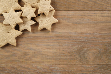 star shaped gingerbread cookies on wooden background border
