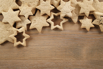 star shaped gingerbread cookies on wooden background border