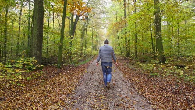 Glücklicher Mann im Herbst - Happy man in autumn forest 