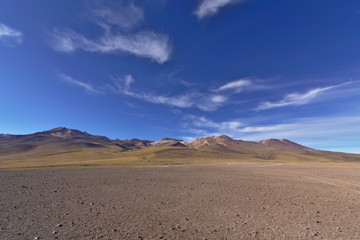 Naklejka premium Marvelous desert scenery with volcanic mountains under a gorgeou