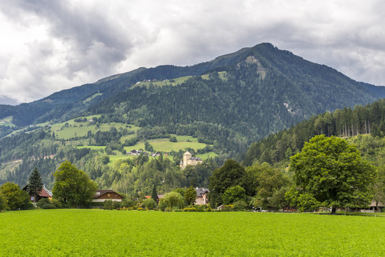 Blick auf die Burg Groppenstein in Obervellach im Mölltal