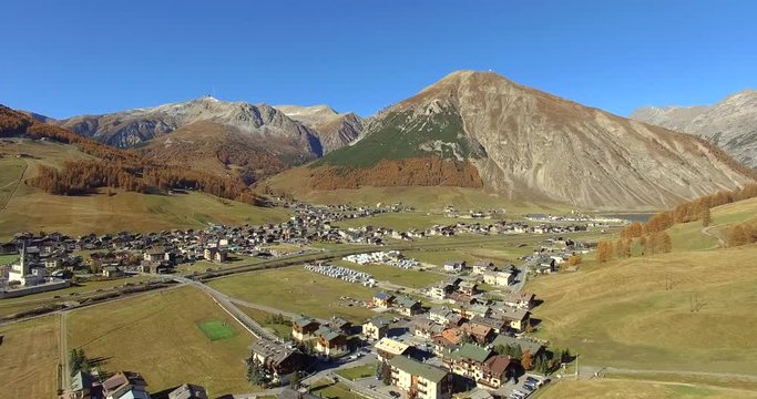 Aerial 4k - Livigno - Valtellina (IT) - Vista aerea panoramica autunnale del paese 